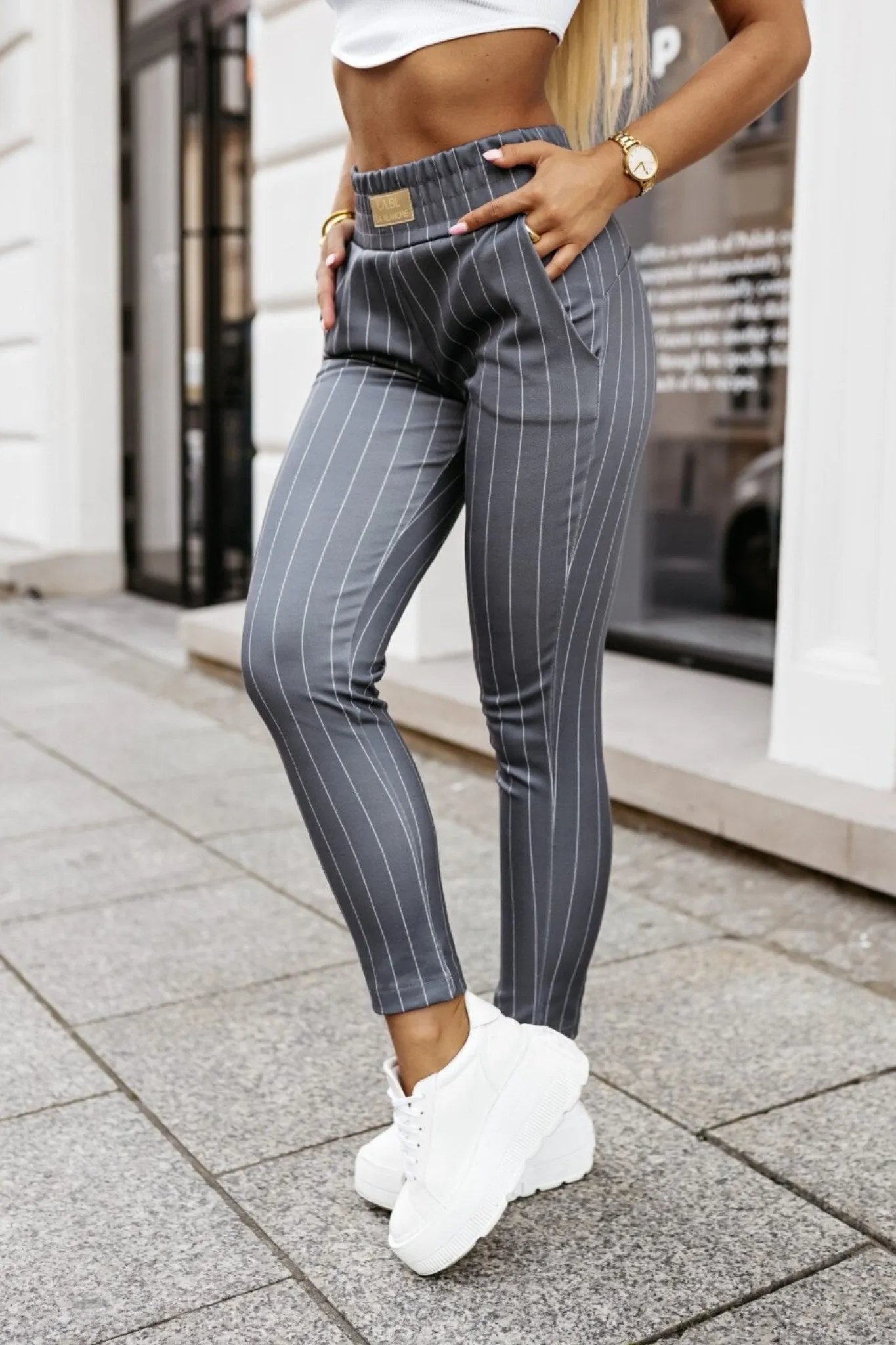 Pantaloni casual colore grigio a fantasia gessata con tasche laterali